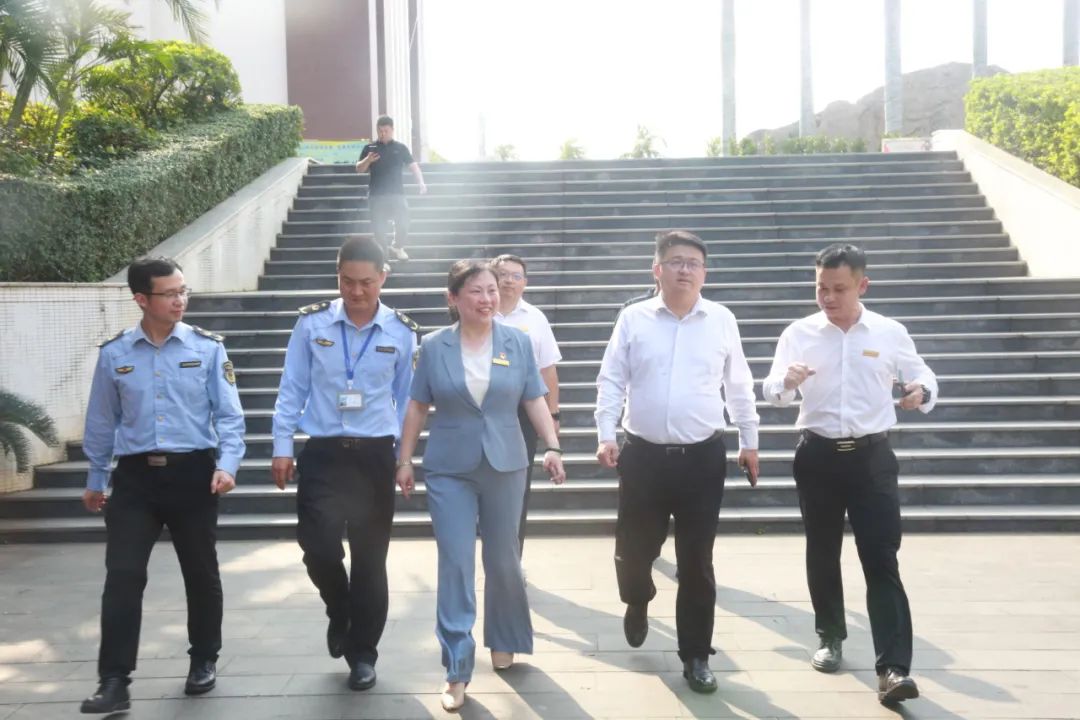 龍華區(qū)委常委、副區(qū)長許愛華蒞臨?？谑旋埲A區(qū)山高實驗學(xué)校調(diào)研指導(dǎo)食品安全工作-圖片1