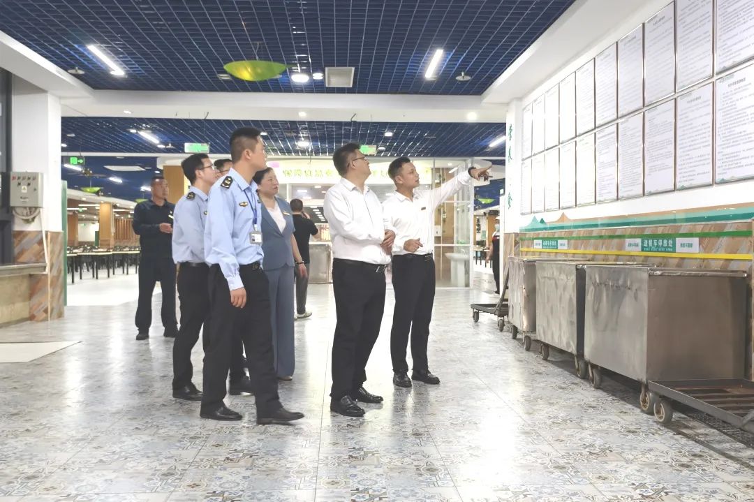 龍華區(qū)委常委、副區(qū)長許愛華蒞臨?？谑旋埲A區(qū)山高實驗學(xué)校調(diào)研指導(dǎo)食品安全工作-圖片2
