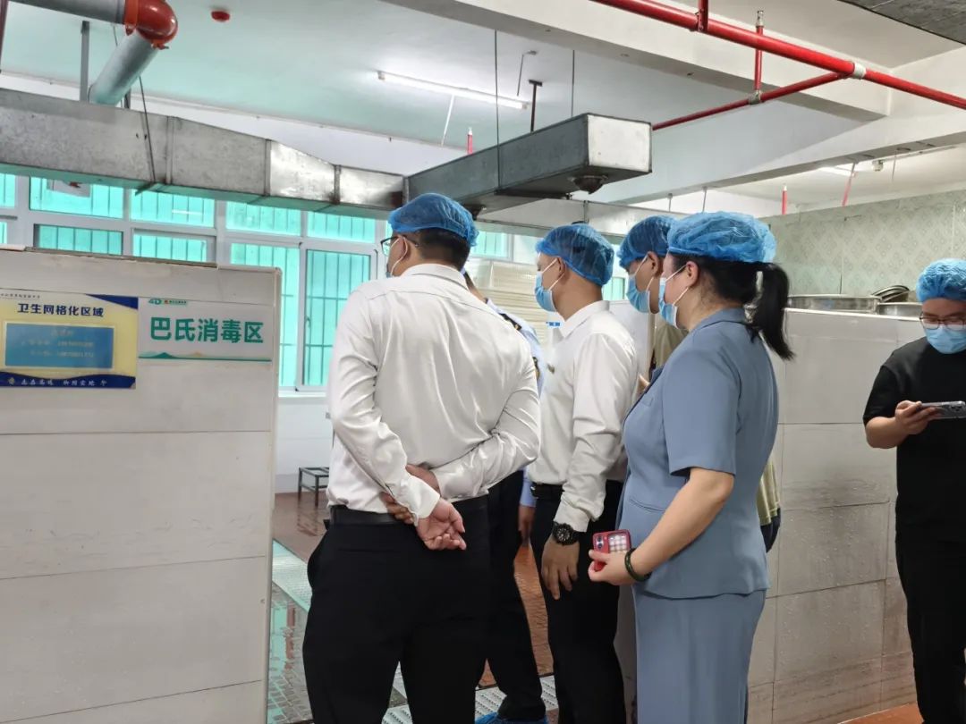 龍華區(qū)委常委、副區(qū)長許愛華蒞臨?？谑旋埲A區(qū)山高實驗學(xué)校調(diào)研指導(dǎo)食品安全工作-圖片2