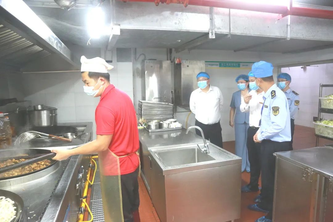 龍華區(qū)委常委、副區(qū)長許愛華蒞臨?？谑旋埲A區(qū)山高實驗學(xué)校調(diào)研指導(dǎo)食品安全工作-圖片2