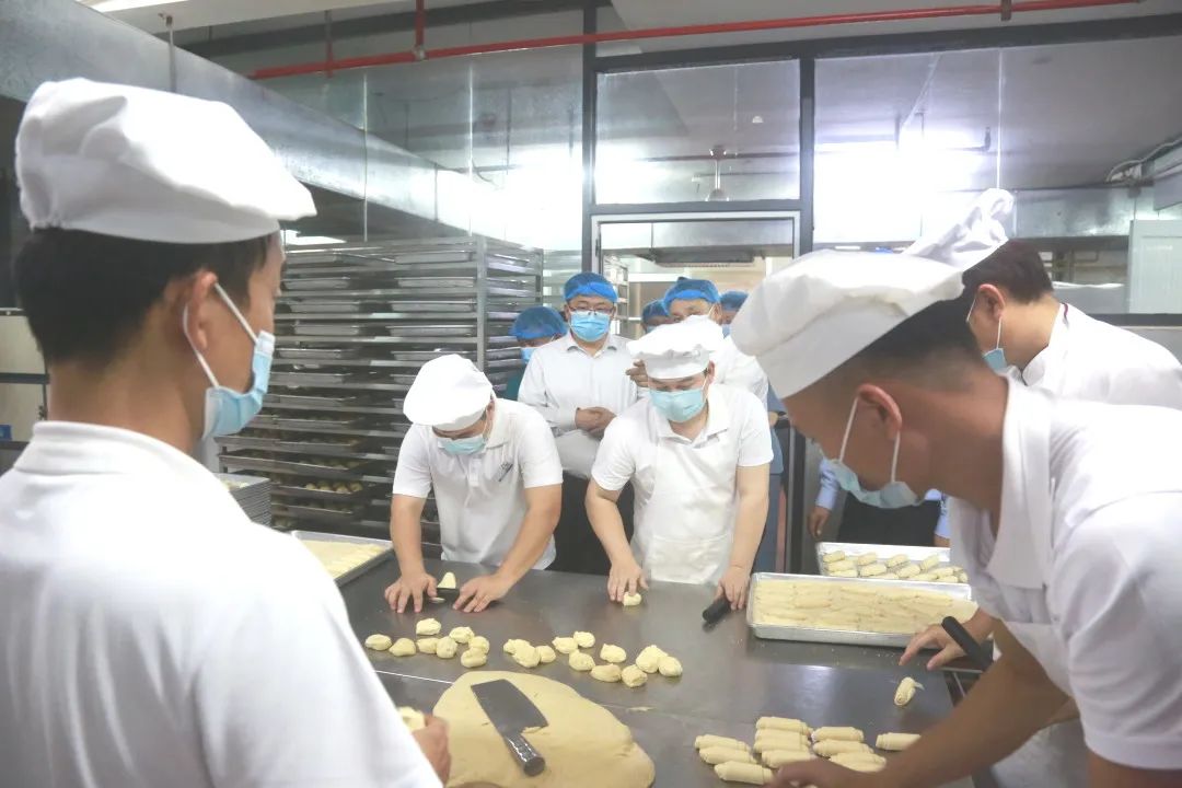 龍華區(qū)委常委、副區(qū)長許愛華蒞臨?？谑旋埲A區(qū)山高實驗學(xué)校調(diào)研指導(dǎo)食品安全工作-圖片2