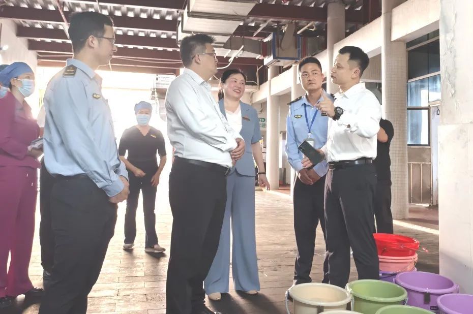 龍華區(qū)委常委、副區(qū)長許愛華蒞臨?？谑旋埲A區(qū)山高實驗學(xué)校調(diào)研指導(dǎo)食品安全工作-圖片2