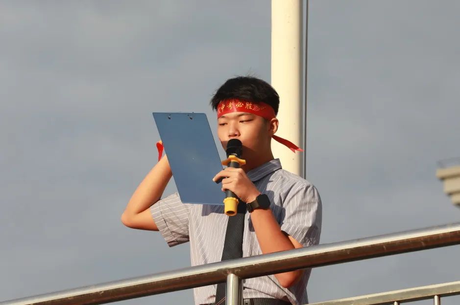 百日礪劍酬壯志 踔厲奮發(fā)向未來(lái) ——海口市龍華區(qū)山高實(shí)驗(yàn)學(xué)校八、九年級(jí)中考百日誓師活動(dòng)-圖片3