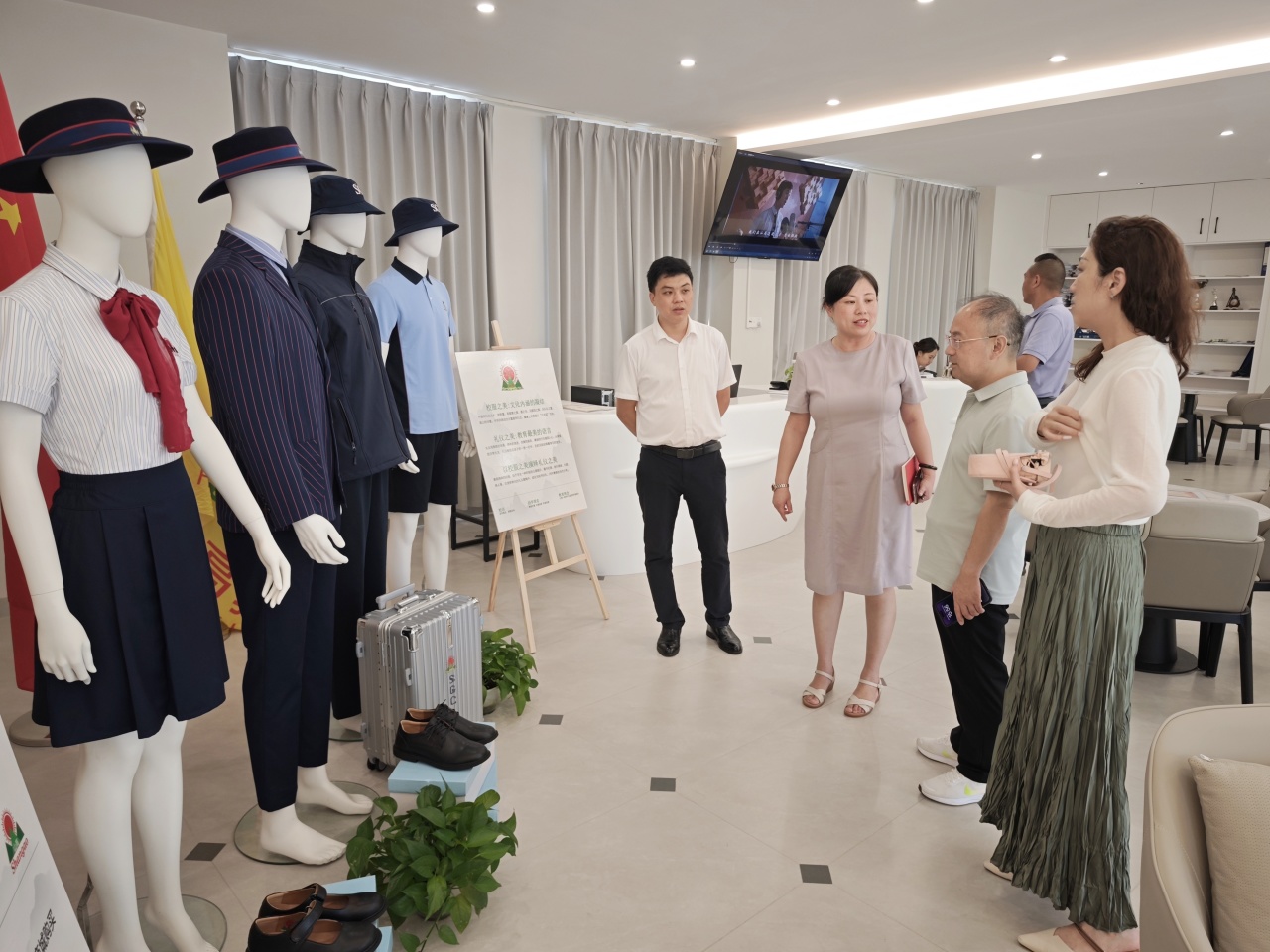 校際交流啟新程，共話教育謀發(fā)展——吉林大學(xué)萊姆頓學(xué)院代表蒞臨?？谏礁咧袑W(xué)參觀交流-圖片1