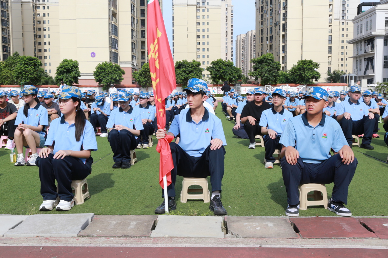 燃情開營！?？谏礁咧袑W(xué)2025級高一新生開啟軍訓(xùn)成長之旅-圖片1
