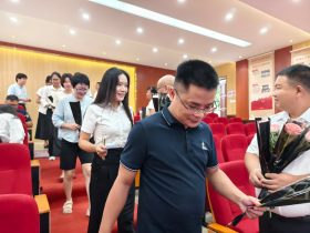 逐光同行，共啟新程——?？谏礁咧袑W(xué)舉行2025年秋季新教師、新職工入Jia儀式