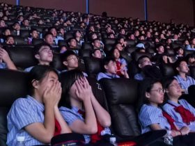 銘記歷史傷痛，傳承愛國薪火！我校組織七年級學(xué)子觀看愛國主義電影《731》